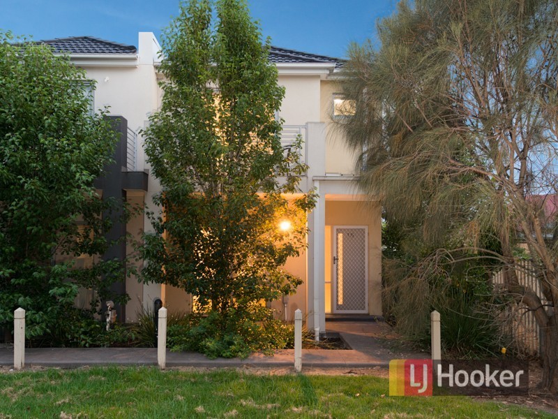 15/11 Howqua Place, Pakenham VIC 3810