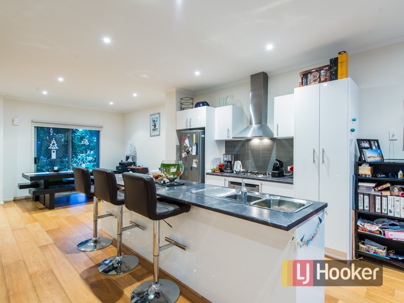 15/11 Howqua Place, Pakenham VIC 3810