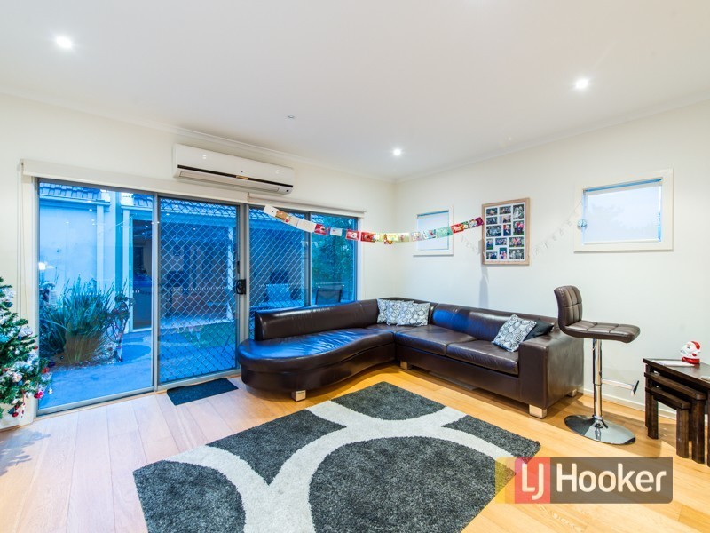15/11 Howqua Place, Pakenham VIC 3810