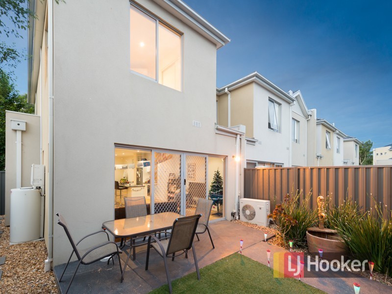 15/11 Howqua Place, Pakenham VIC 3810