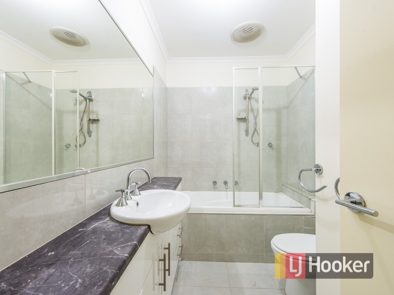 15/11 Howqua Place, Pakenham VIC 3810