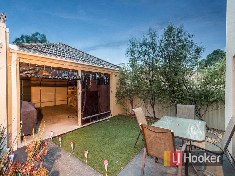 15/11 Howqua Place, Pakenham VIC 3810
