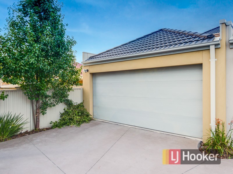 15/11 Howqua Place, Pakenham VIC 3810