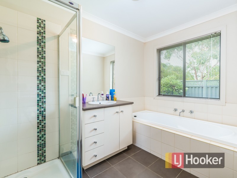 3 Chestnut Chase, Pakenham VIC 3810
