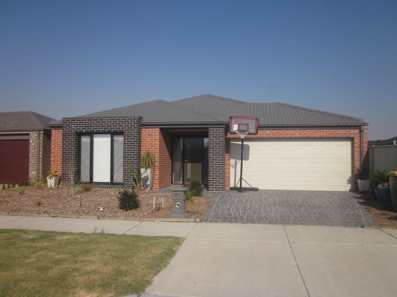 4 Bavaria Lane, Pakenham VIC 3810