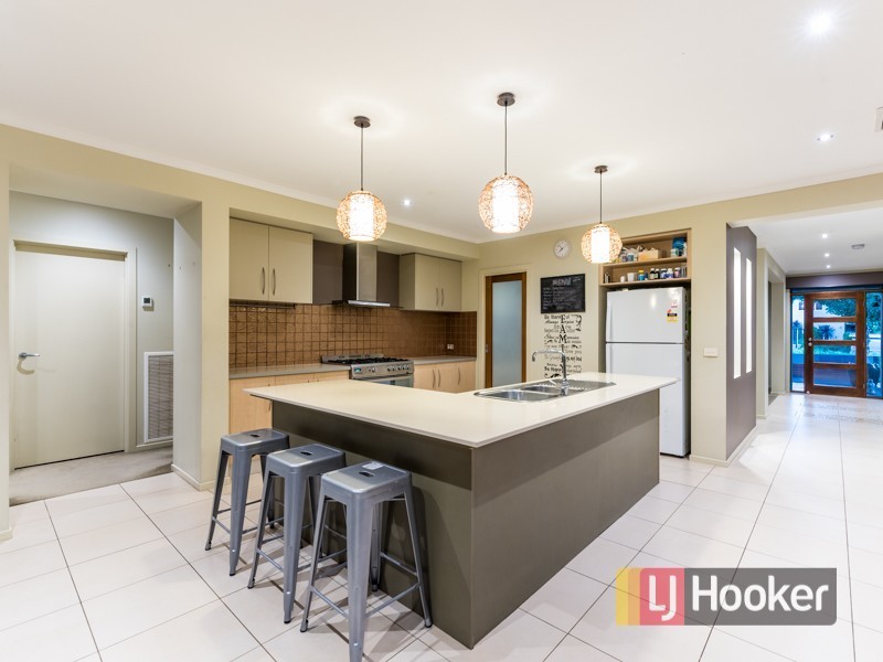 24 Fallingwater Drive, Pakenham VIC 3810