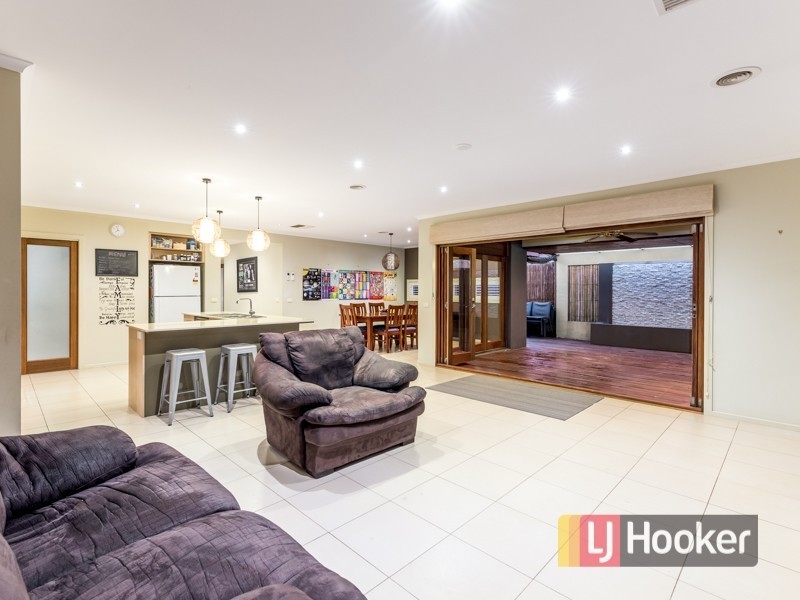 24 Fallingwater Drive, Pakenham VIC 3810