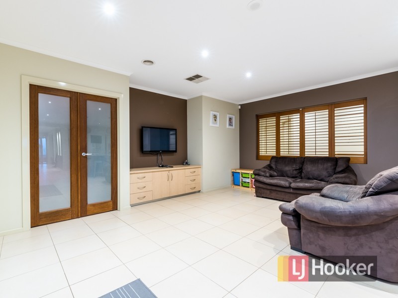 24 Fallingwater Drive, Pakenham VIC 3810