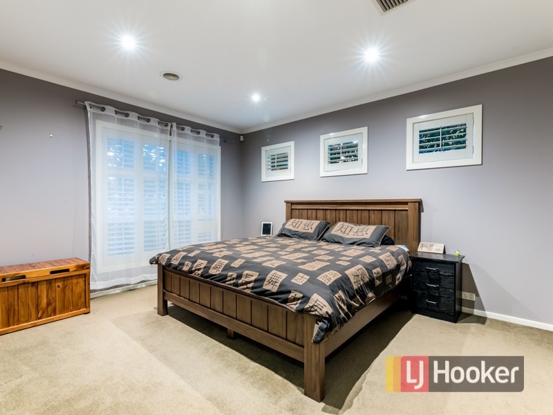 24 Fallingwater Drive, Pakenham VIC 3810