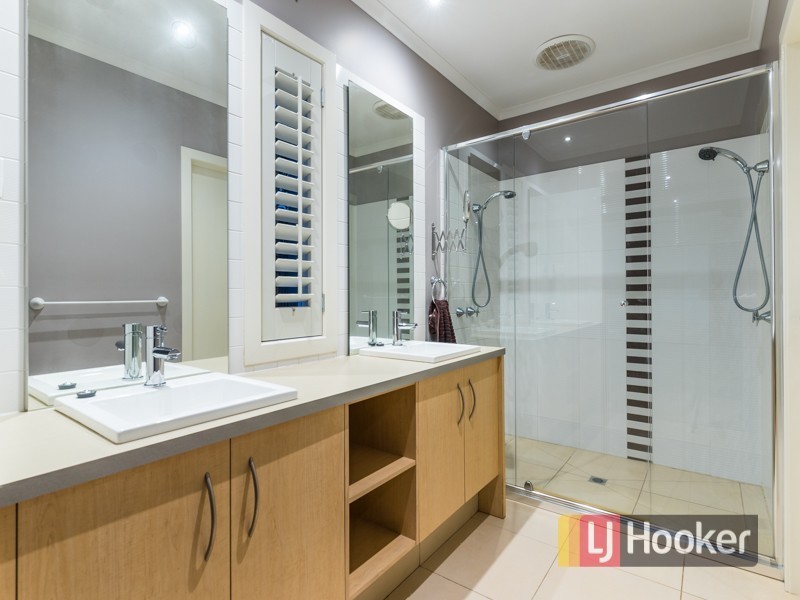 24 Fallingwater Drive, Pakenham VIC 3810