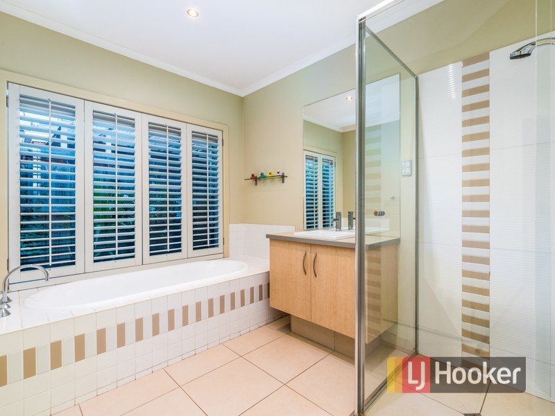24 Fallingwater Drive, Pakenham VIC 3810