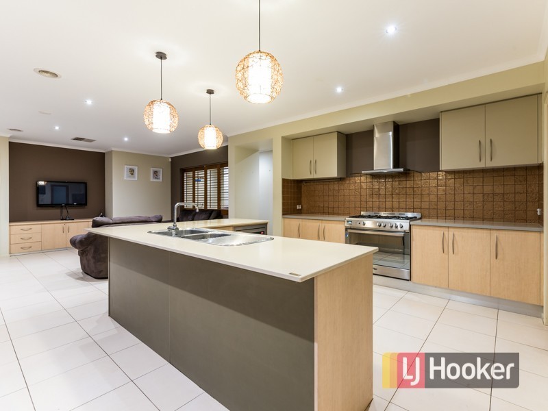 24 Fallingwater Drive, Pakenham VIC 3810