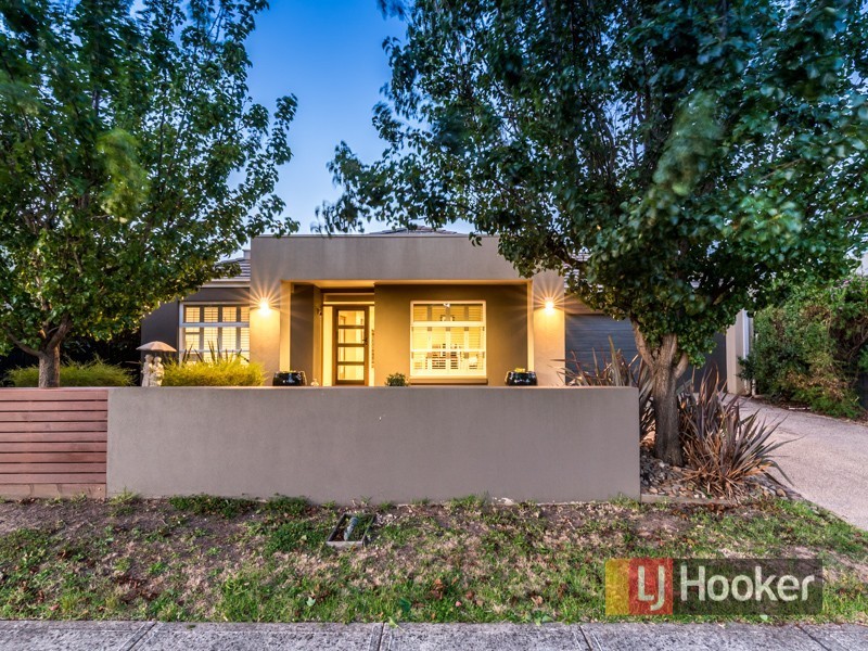 24 Fallingwater Drive, Pakenham VIC 3810