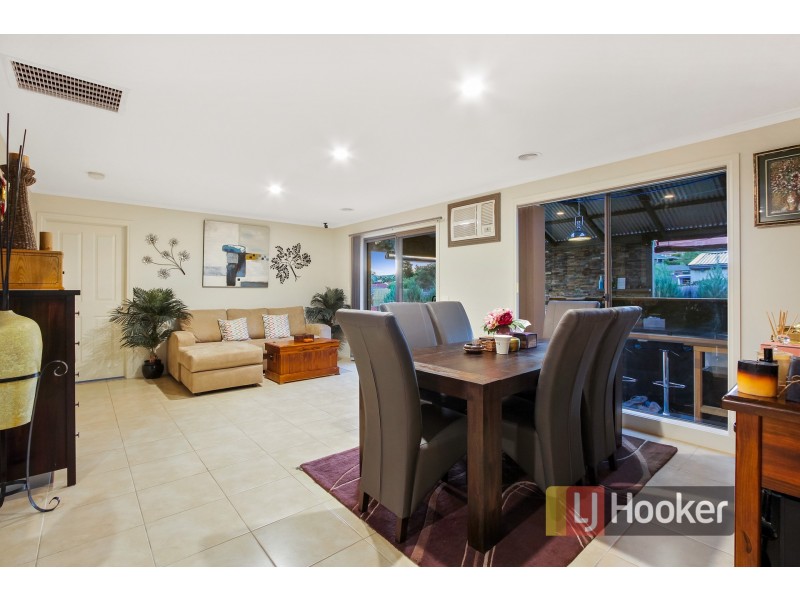 8 Sacha Drive, Pakenham VIC 3810