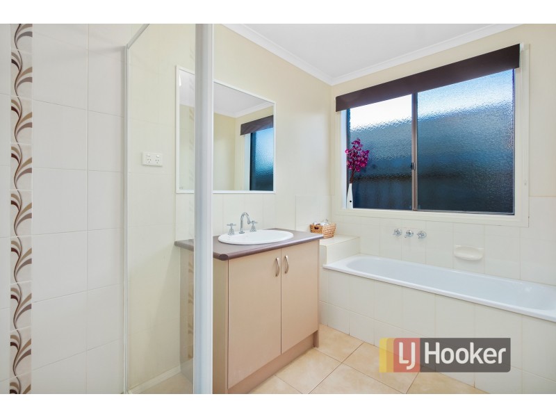 8 Sacha Drive, Pakenham VIC 3810