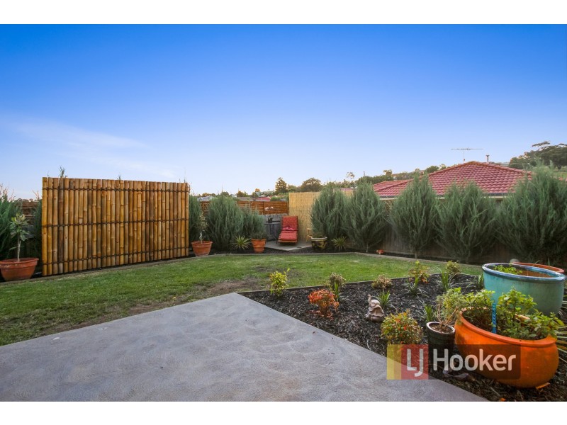 8 Sacha Drive, Pakenham VIC 3810