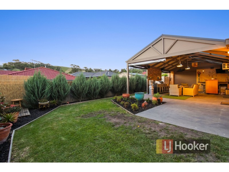 8 Sacha Drive, Pakenham VIC 3810