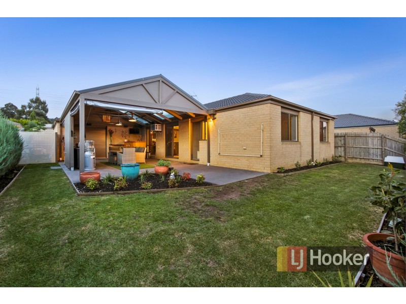 8 Sacha Drive, Pakenham VIC 3810