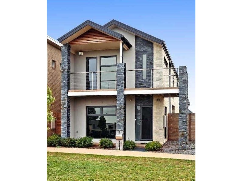 18 Dealbata Lane, Pakenham VIC 3810