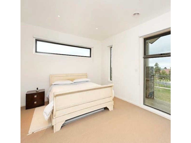 18 Dealbata Lane, Pakenham VIC 3810