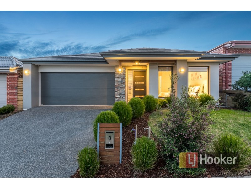 8 Clarendon Street, Pakenham VIC 3810