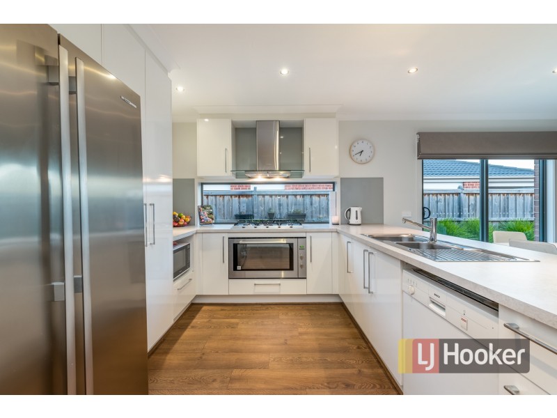 8 Clarendon Street, Pakenham VIC 3810