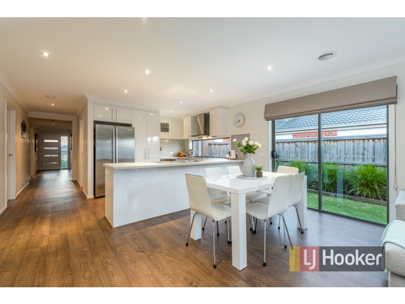 8 Clarendon Street, Pakenham VIC 3810