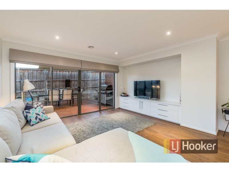 8 Clarendon Street, Pakenham VIC 3810