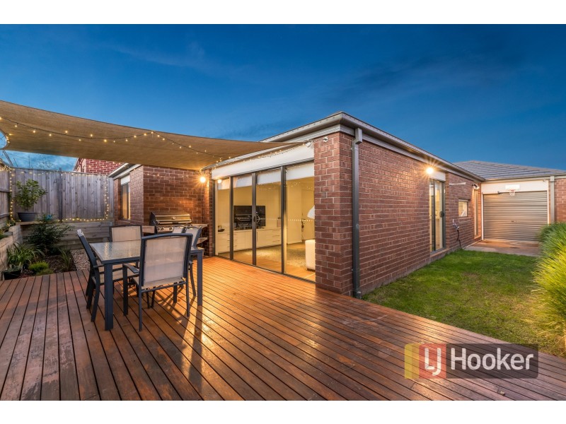 8 Clarendon Street, Pakenham VIC 3810