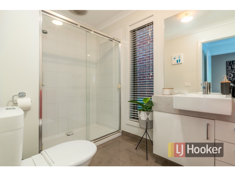 8 Clarendon Street, Pakenham VIC 3810