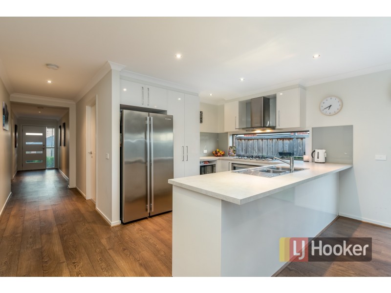 8 Clarendon Street, Pakenham VIC 3810