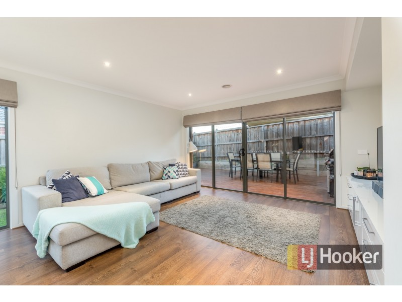 8 Clarendon Street, Pakenham VIC 3810