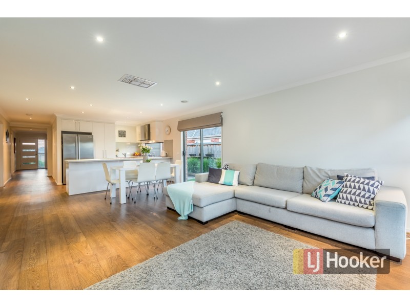 8 Clarendon Street, Pakenham VIC 3810