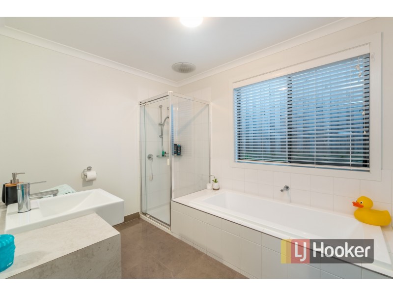 8 Clarendon Street, Pakenham VIC 3810