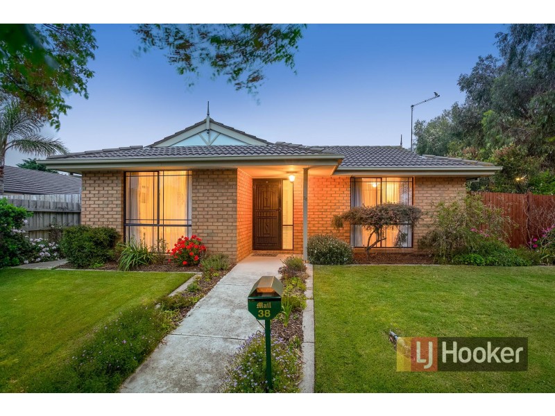 38 Thomas Place, Pakenham VIC 3810