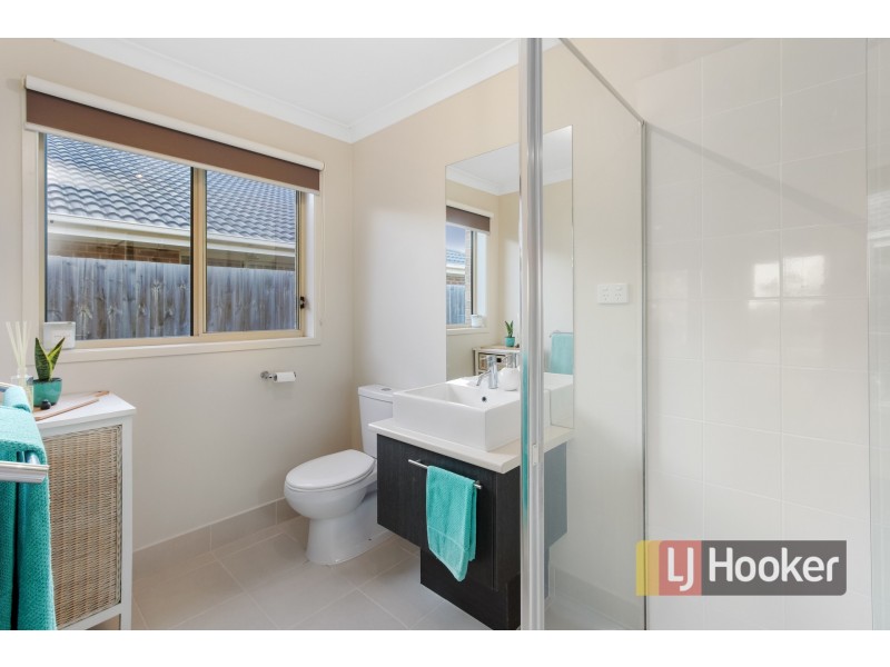 19 Clifford Drive, Pakenham VIC 3810