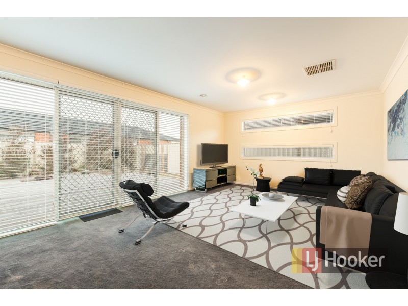 27 Debra Avenue, Pakenham VIC 3810