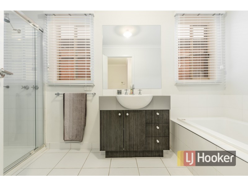 27 Debra Avenue, Pakenham VIC 3810