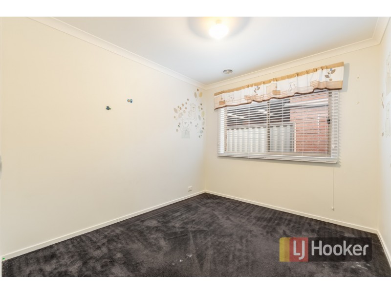 27 Debra Avenue, Pakenham VIC 3810
