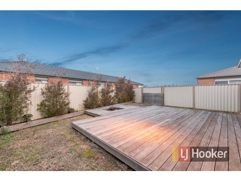 27 Debra Avenue, Pakenham VIC 3810