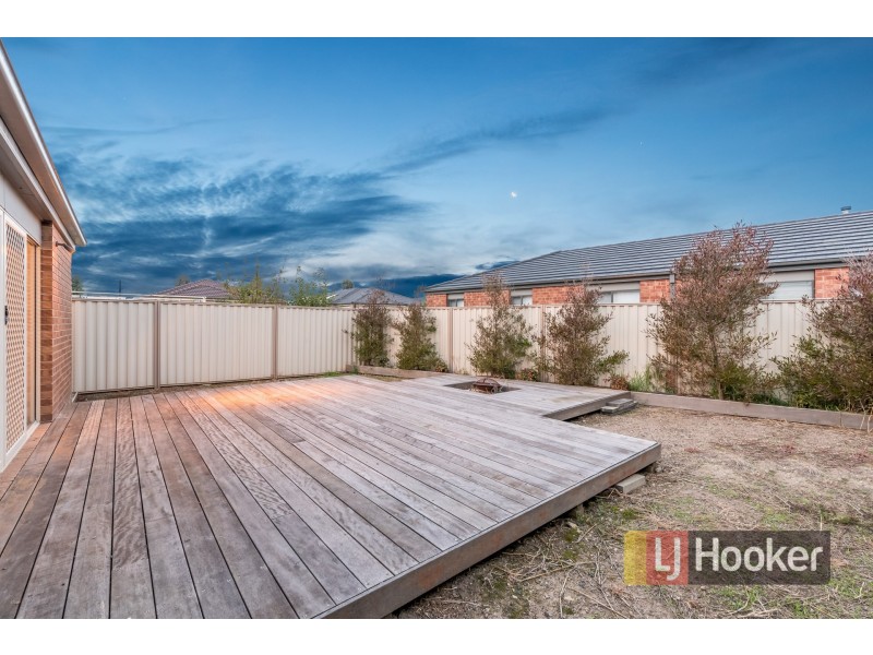 27 Debra Avenue, Pakenham VIC 3810