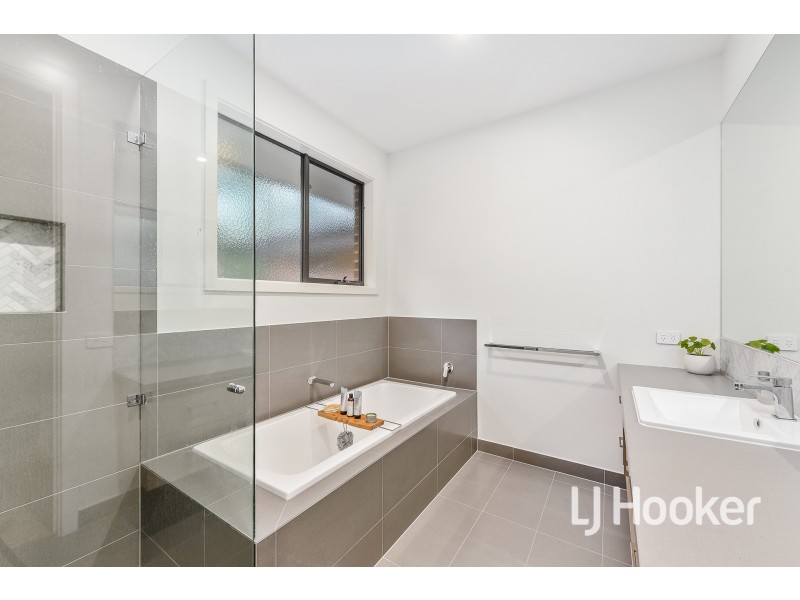 21B Meeking Drive, Pakenham VIC 3810