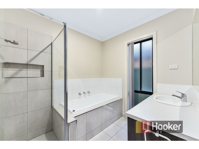 6 Silky Oak Street, Pakenham VIC 3810