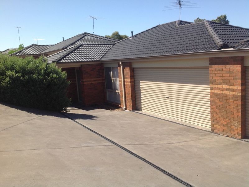 2/11 Renlik Court, Pakenham VIC 3810