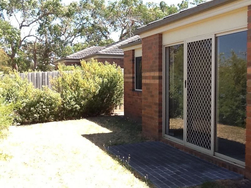 2/11 Renlik Court, Pakenham VIC 3810