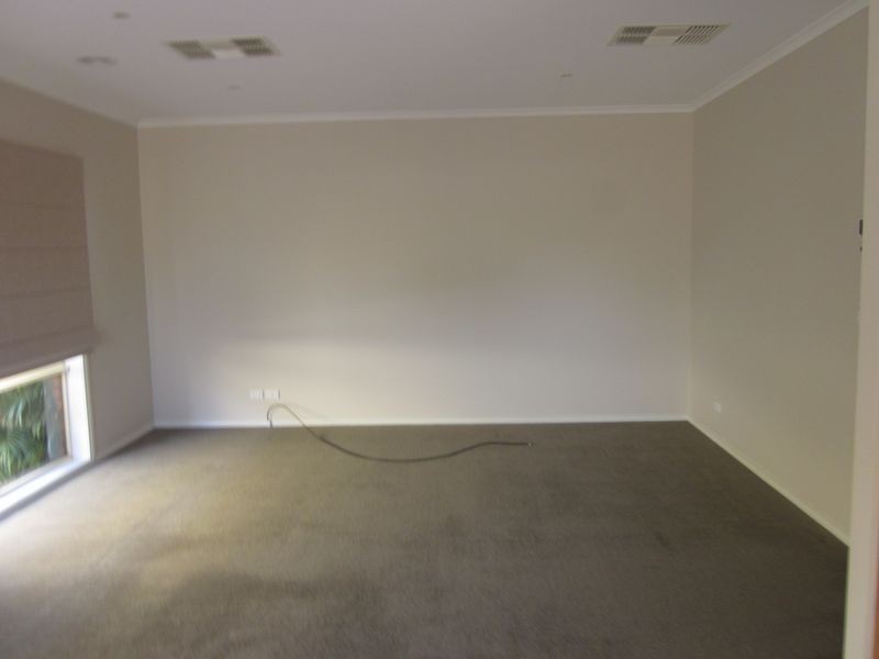 4/33 Princes Highway, Pakenham VIC 3810