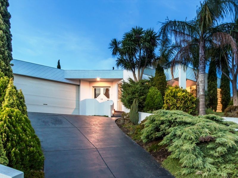 4 Taree Close, Pakenham VIC 3810