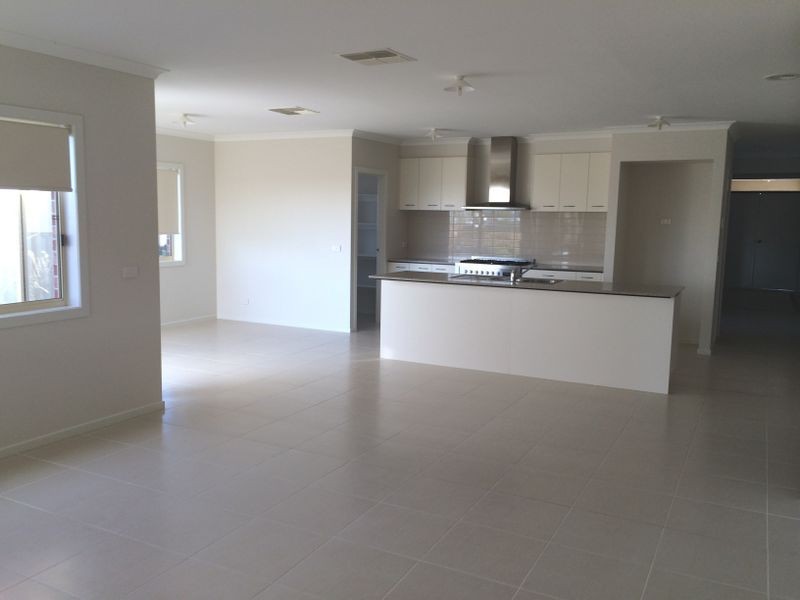 6 Eliza Heights, Pakenham VIC 3810