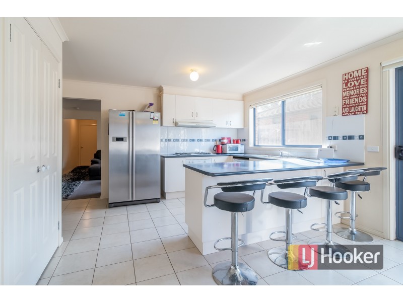 10 Sir Thomas Drive, Pakenham VIC 3810