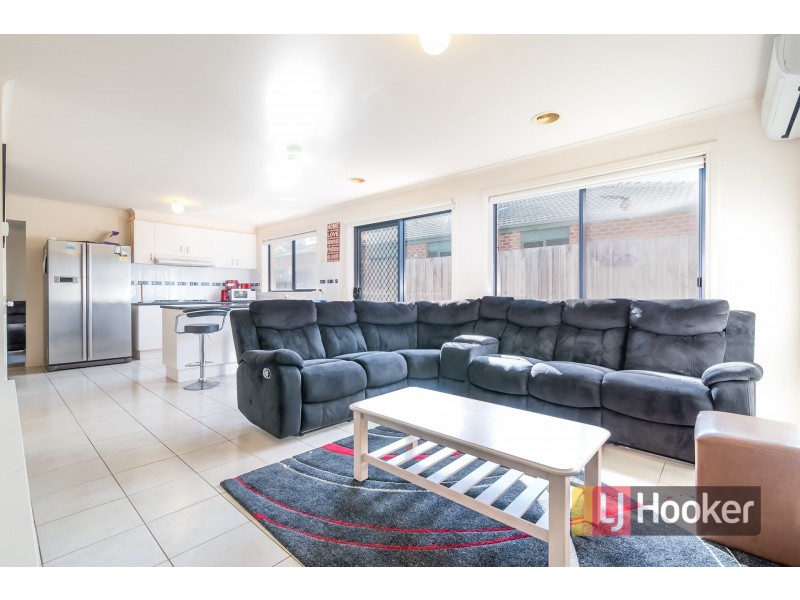10 Sir Thomas Drive, Pakenham VIC 3810